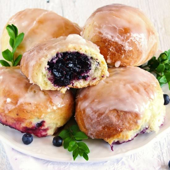 Yeast buns with berries