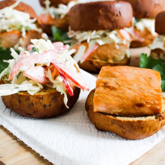 Salmon sliders with garlic slaw