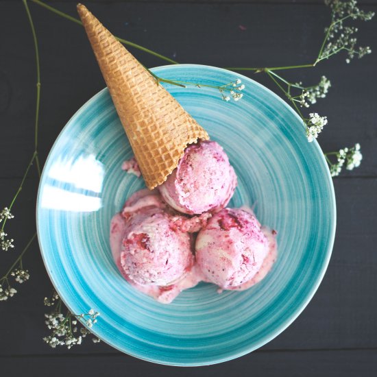 Almond Frozen Yoghurt with Berries