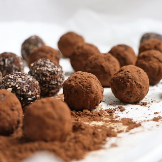 Carob, Fig and Almond Raw Balls