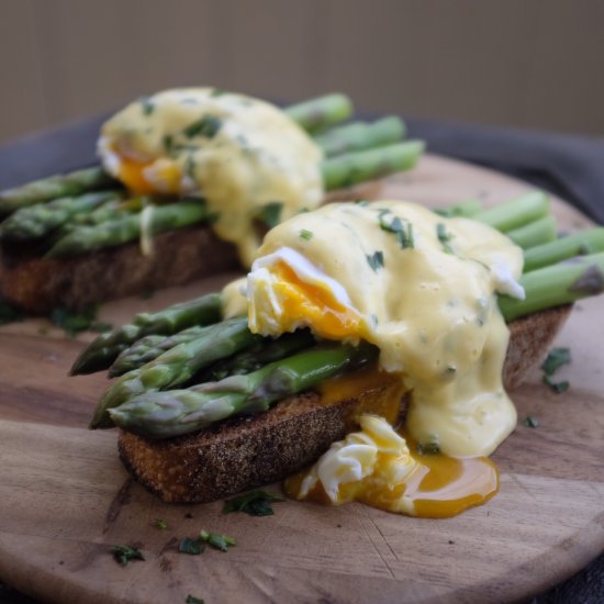 Asparagus and Poached Eggs on Toast