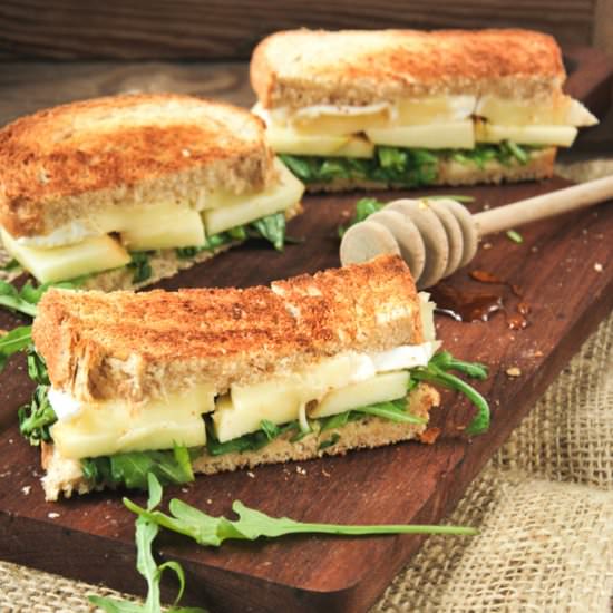 Sandwich with brie and apple