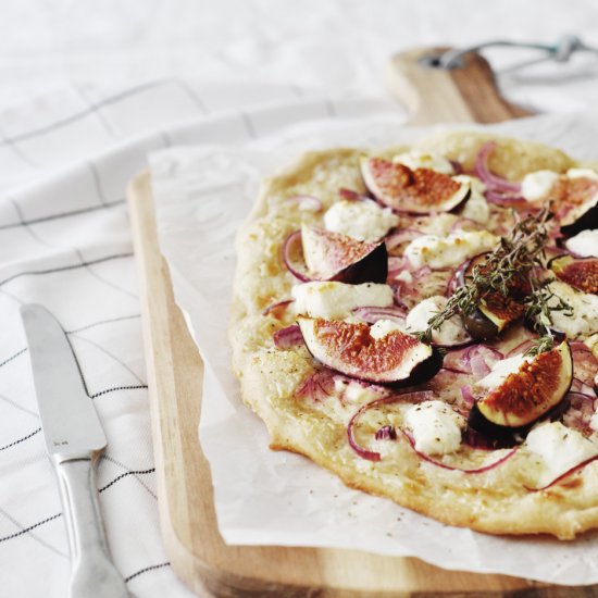 Flammkuchen with figs & goatcheese