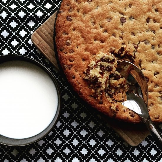 Giant pizza cookie (Pizzookie)