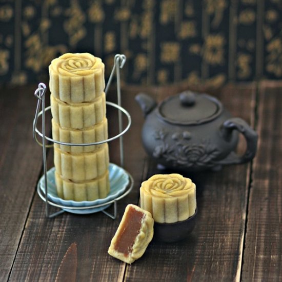 Taiwanese Style Lotus Mooncakes