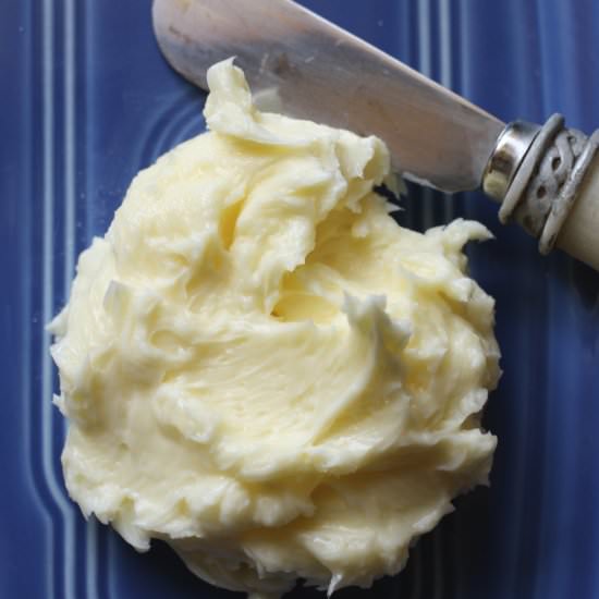 10-MINUTE HOMEMADE BUTTER IN A JAR