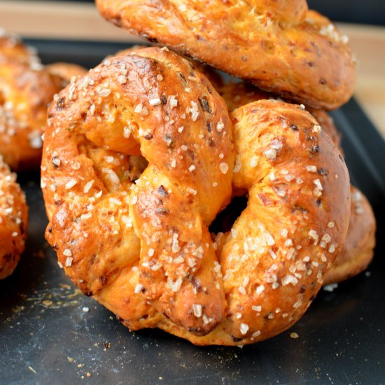 Sriracha Cheddar Pretzels