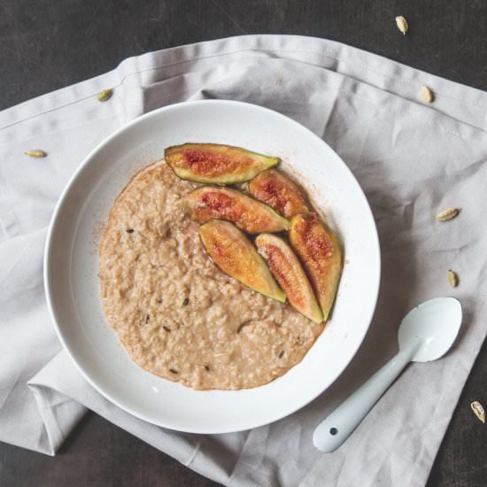 Spiced porridge with stewed fruits