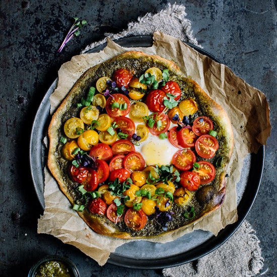 Flammkuchen with pesto and tomatoes