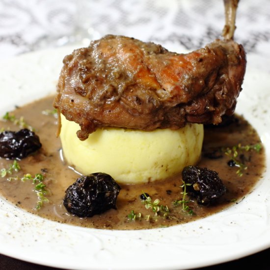 Rabbit with prunes and spices