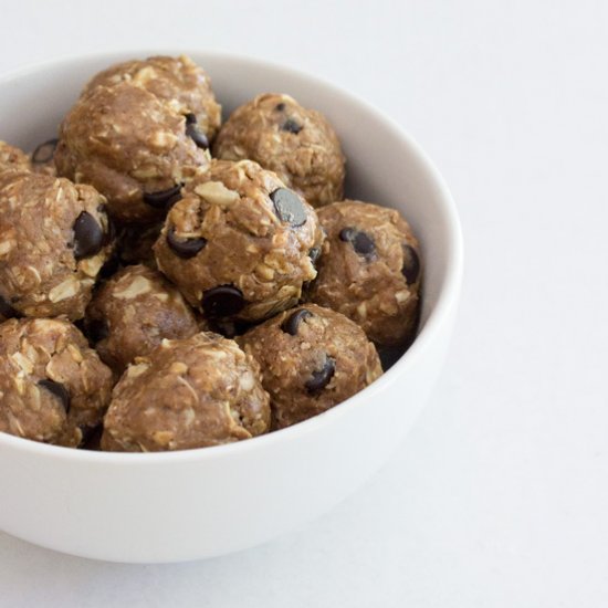 Chocolate Cashew Energy Bites