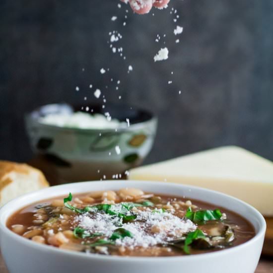 Slow Cooker Kale & White Bean Soup