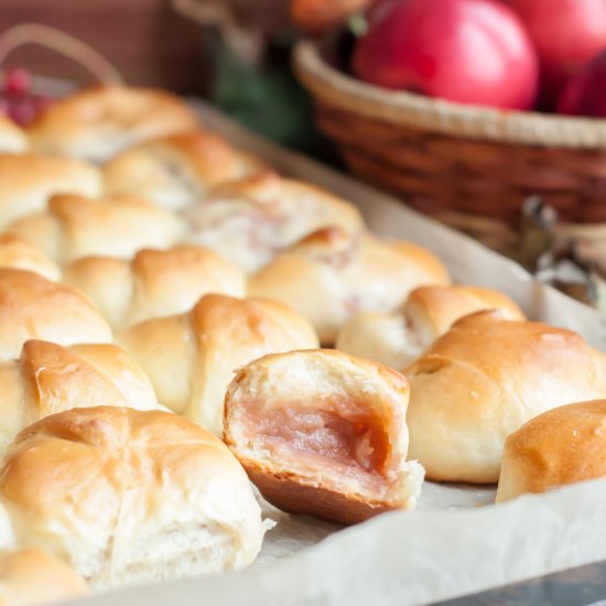 Apple Butter Yeast Rolls (Bulochki)