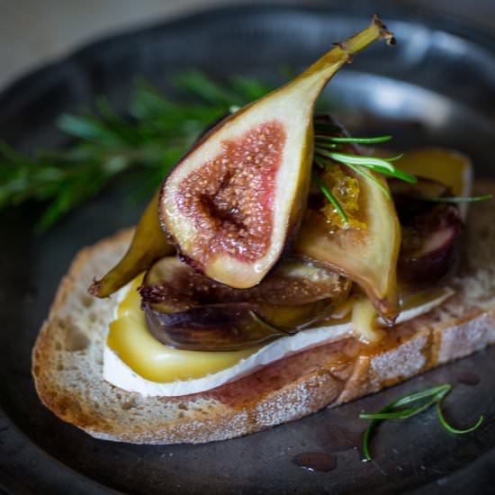 Baked Figs with Rosemary & Honey