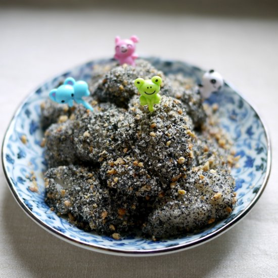 Muah Chee with Black Sesame Powder