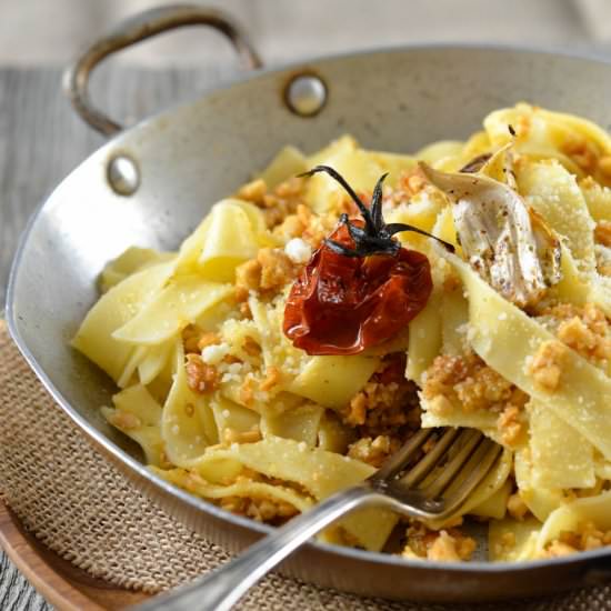 Pasta with almonds and tomatoes