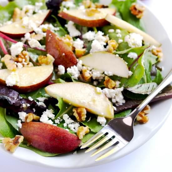 Pear, goat cheese and walnut salad