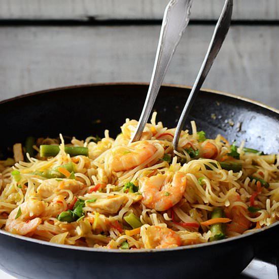 Rice Noodles with Chicken and Prawn