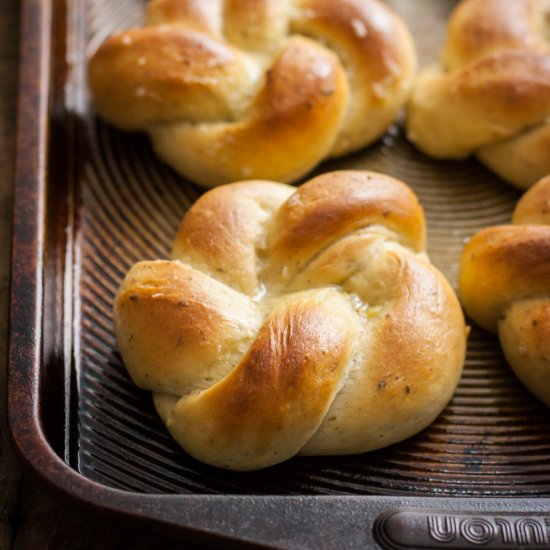 Vegan Roasted Garlic Dinner Rolls