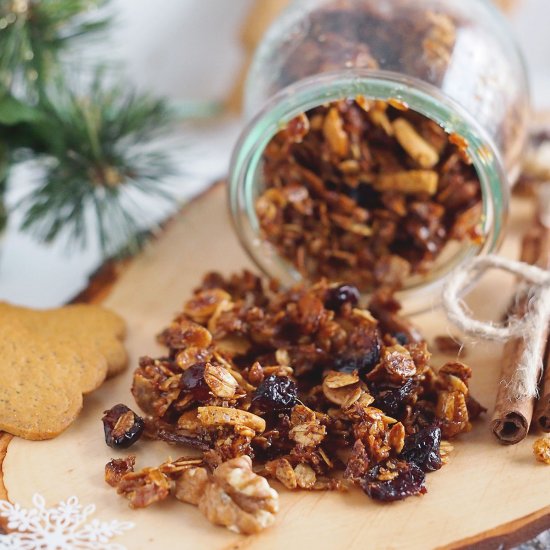 Christmassy gingerbread granola