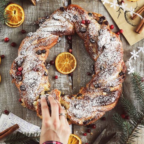 Wreath with cranberries and almonds