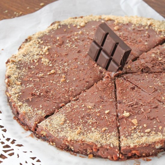 Chocolate tart with biscuits