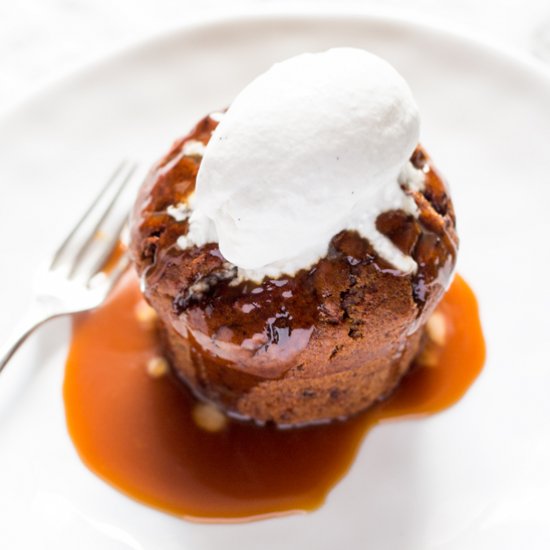 Sticky toffee pudding (V)