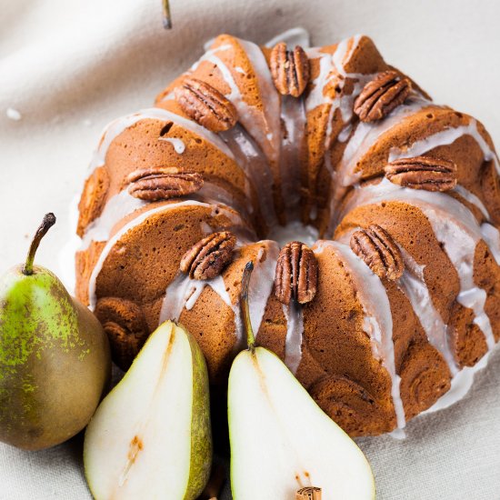 Bundt cake with pear and pecans