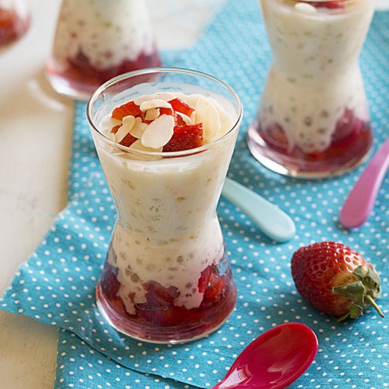 Tapioca Vanilla Pudding with Strawberry