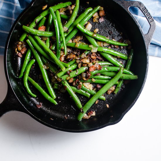 Saute green beans with crispy bacon