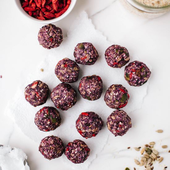 Raw Superfood Granola Balls