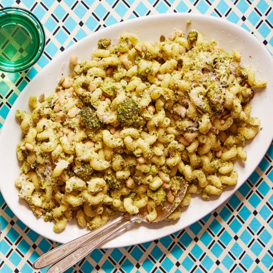 Corkscrew pasta with green pesto