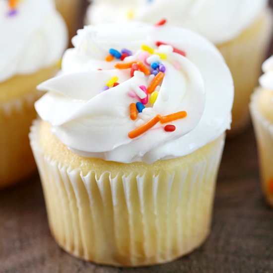 Bakery-Style Vanilla Cupcakes