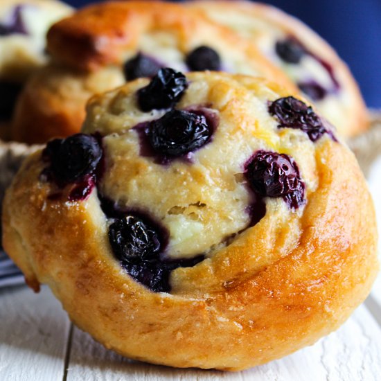 Buns with Pudding and Blueberries