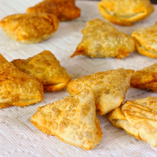 Samosas with green chutney