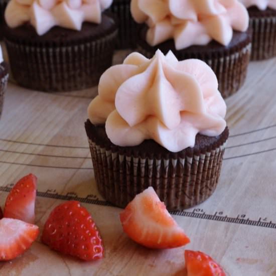 Chocolate Cupcakes w/ Strawberries