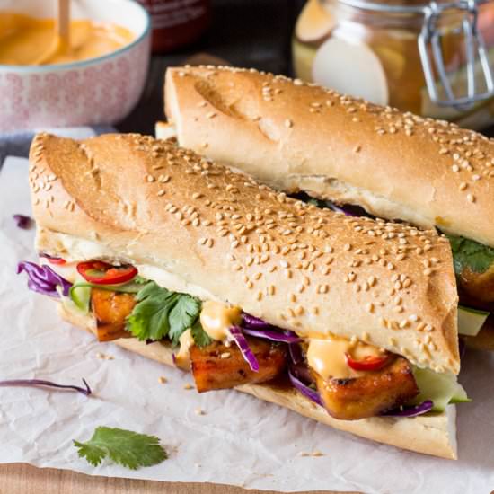 Tofu bánh mì + vegan Sriracha mayo