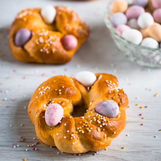 Individual Easter bread with eggs