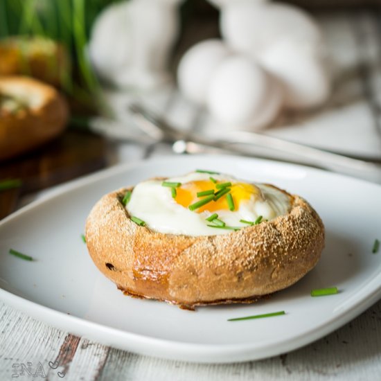 Baked Eggs in Bun Basket