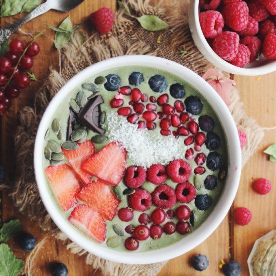 Kiwi Wheatgrass Green Smoothie Bowl