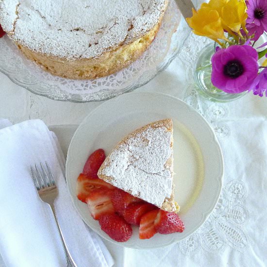 Sponge Cake with Berries