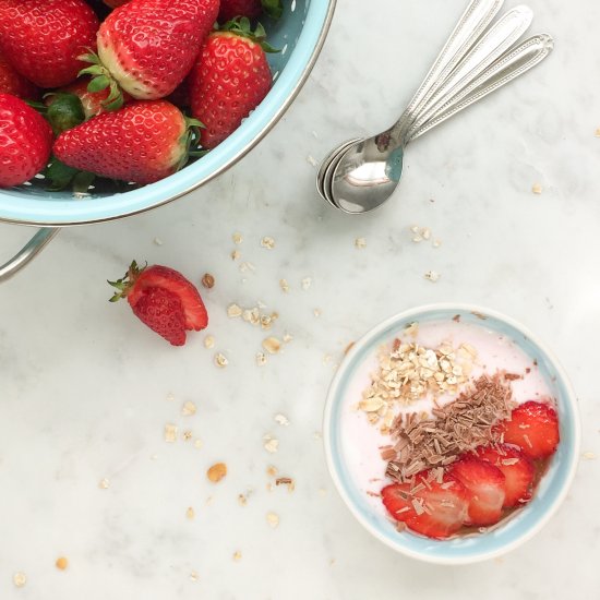 Yogur strawberry chocolate porridge