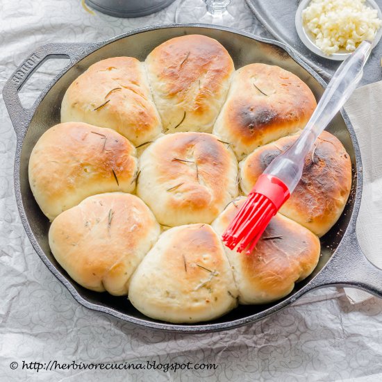 Cream Cheese Stuffed Garlic Rolls