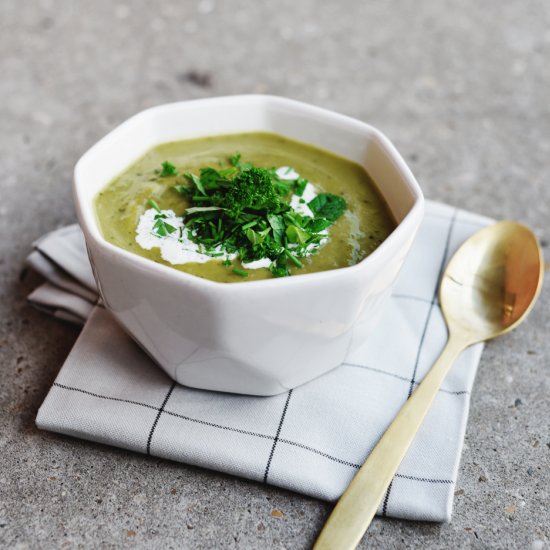 Leek zucchini soup with fresh herbs