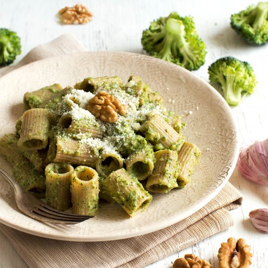 Pasta with broccoli & walnuts cream