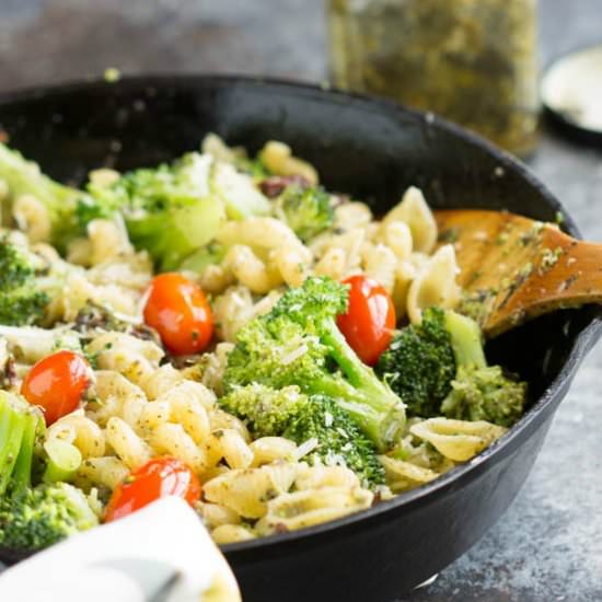 Sun Dried Tomato and Broccoli Pesto Pasta