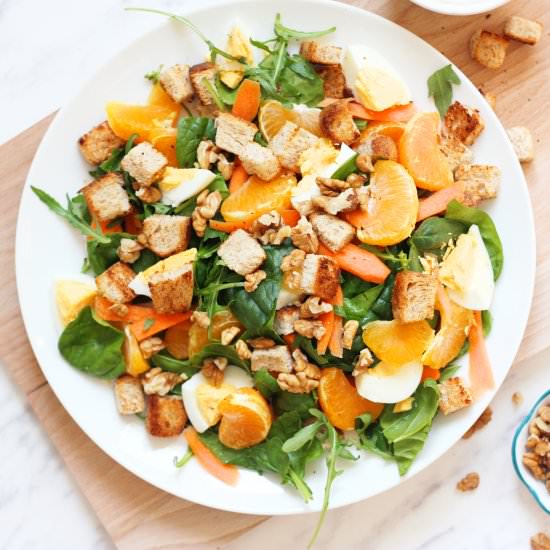 Mandarin salad with crispy croutons