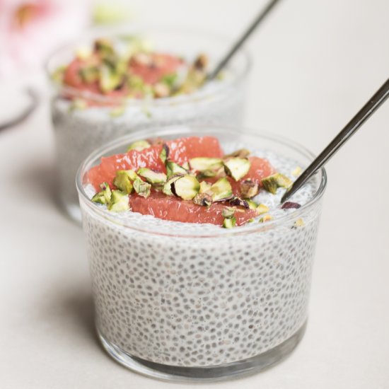 Raw vanilla bean chia pudding