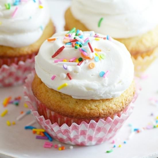 Classic Vanilla Cupcakes