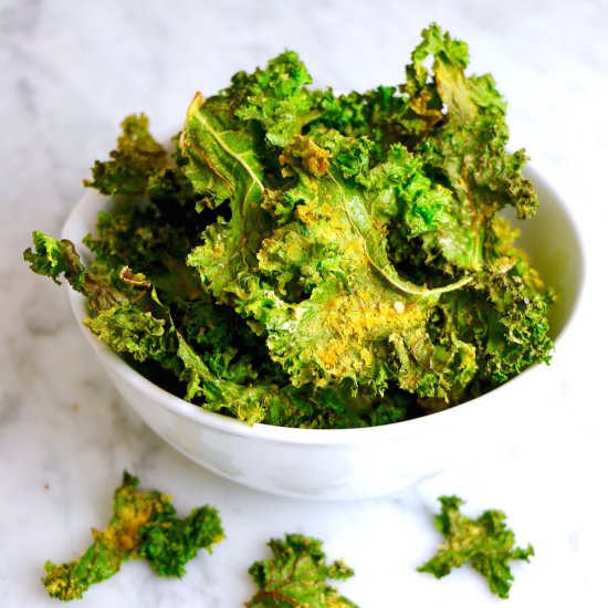 Cheesy Vegan Kale Chips